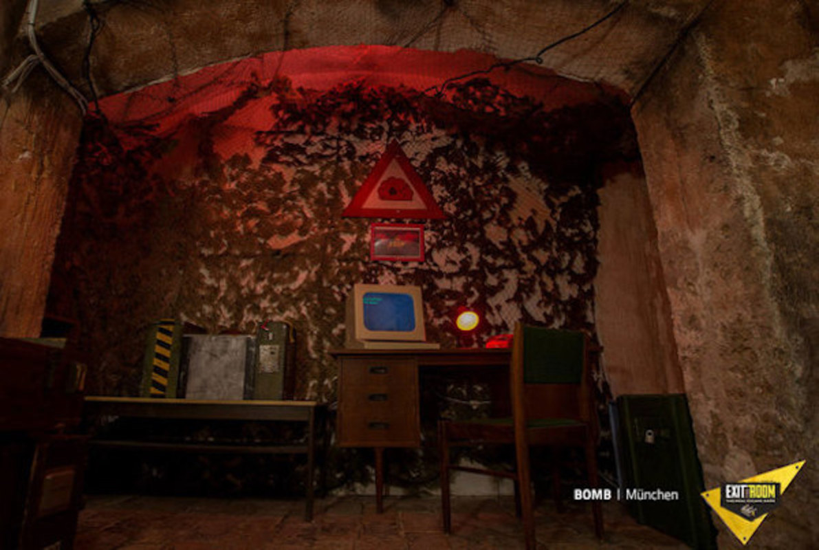 Bomb Online (Exit the Room) Escape Room