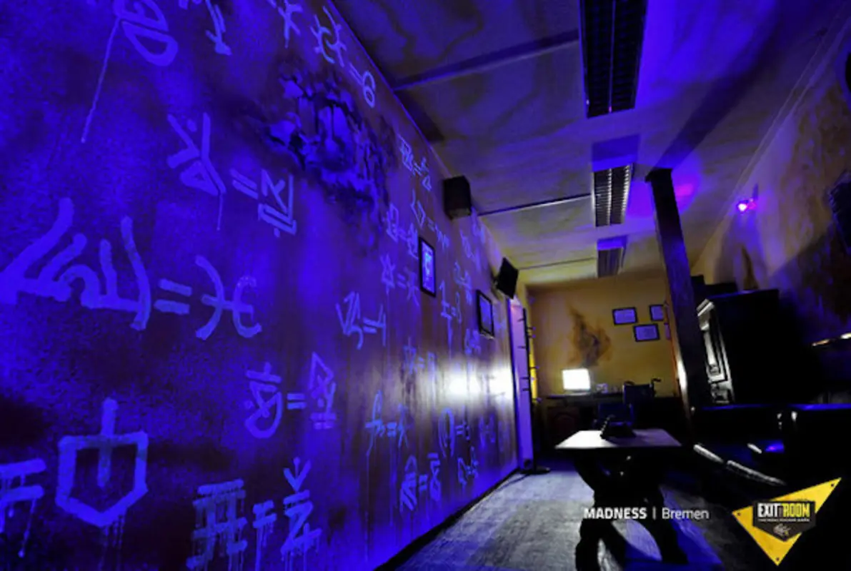 Madness Online (Exit the Room) Escape Room