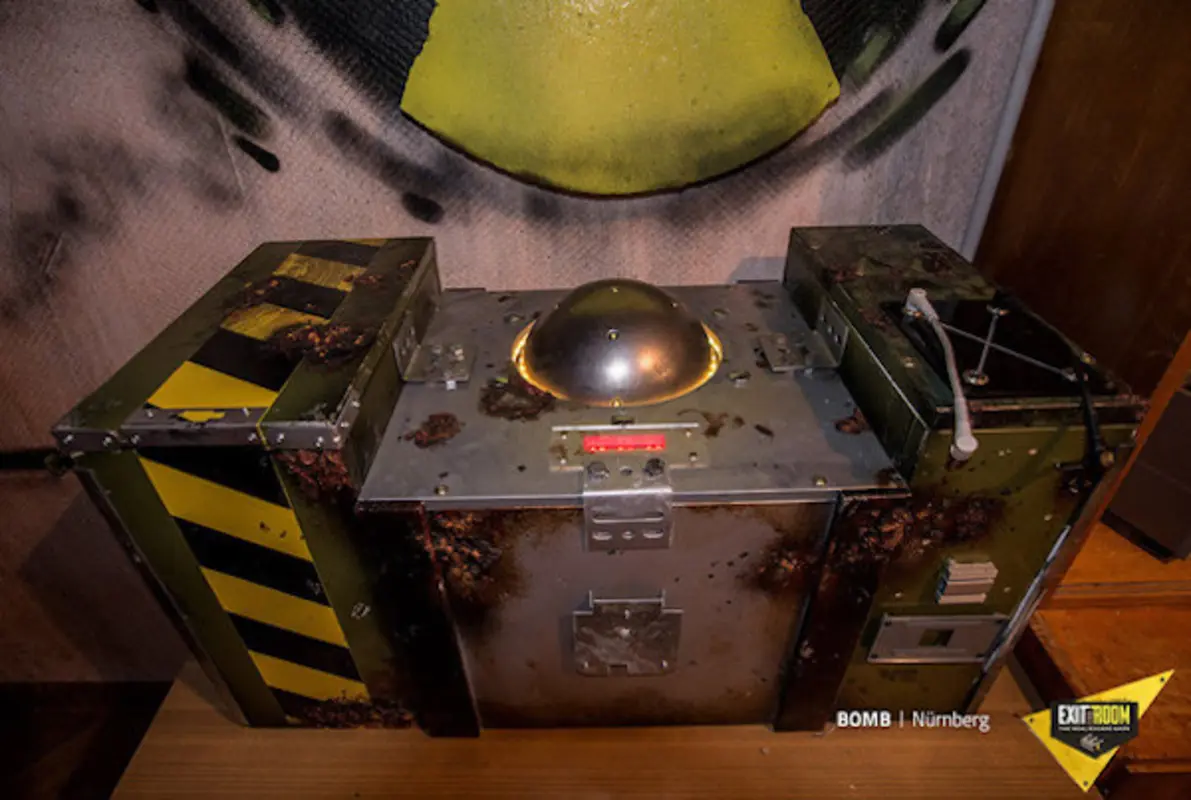 Bomb Online (Exit the Room) Escape Room