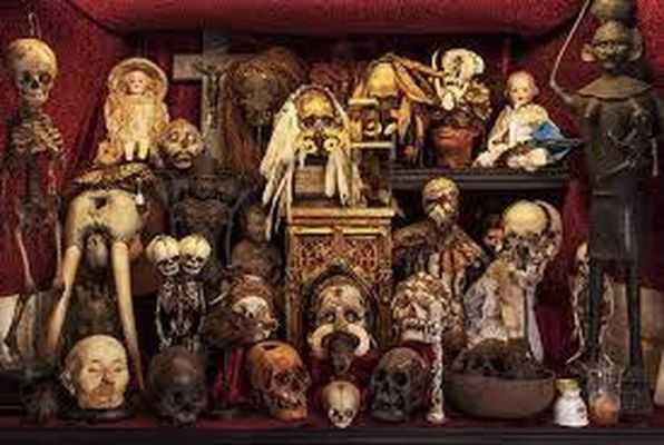 Cabinet of Curiosities (Captive) Escape Room