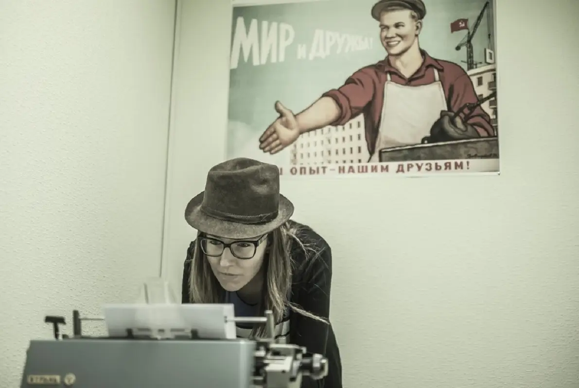 1985 - Ceļojums pagātnē (Mystery House) Escape Room