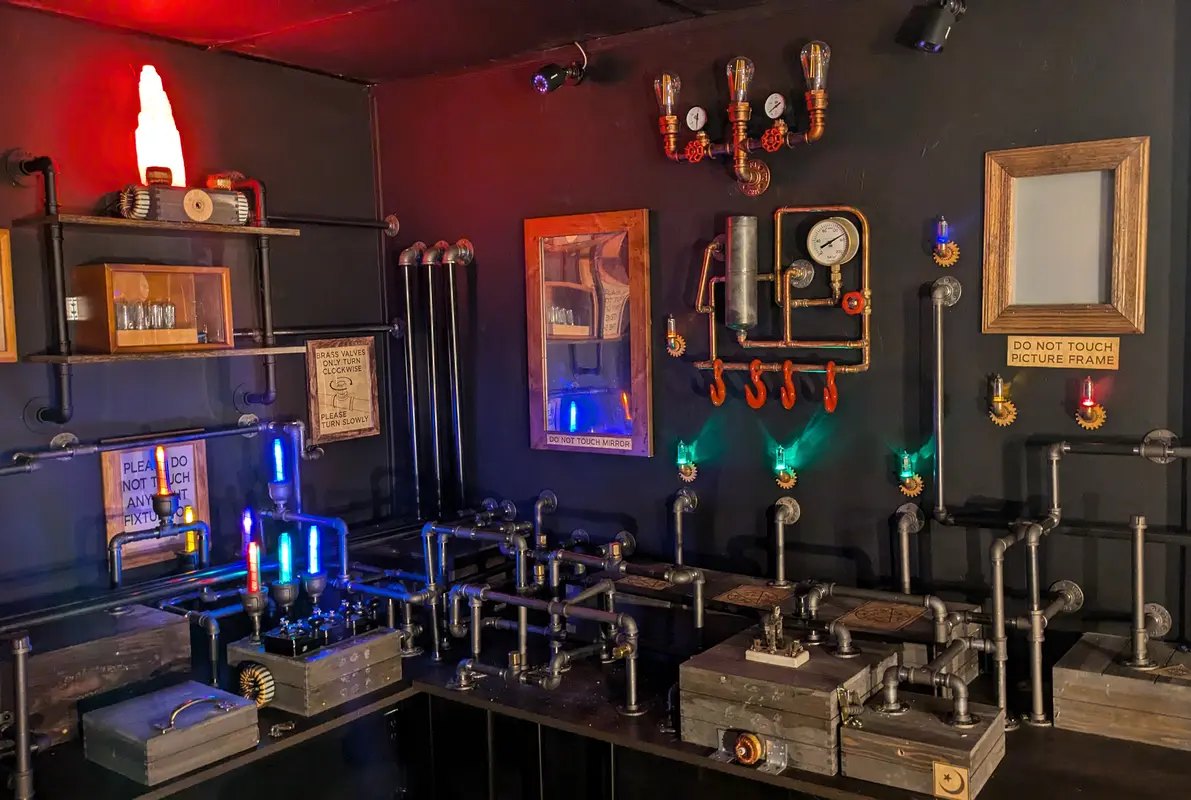 Looking Glass (Hall of Shadows Mystery Games) Escape Room