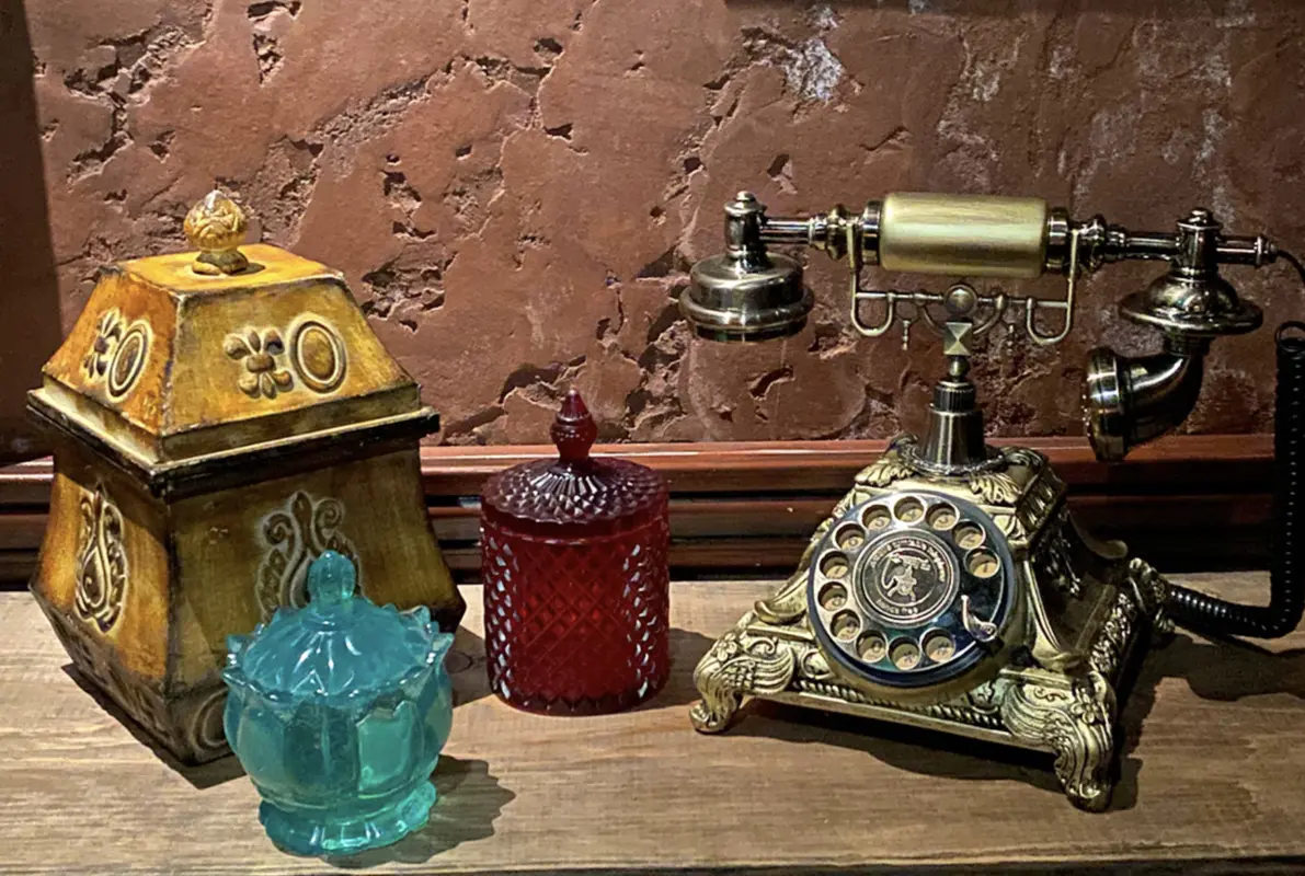 The Haunting in Crimson (Adventure Gamez) Escape Room
