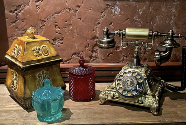 The Haunting in Crimson (Adventure Gamez) Escape Room