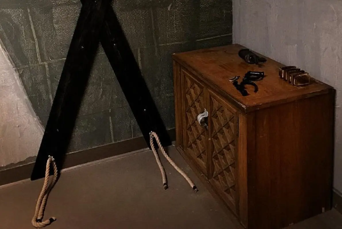 The Dungeon: Chains & Crosses