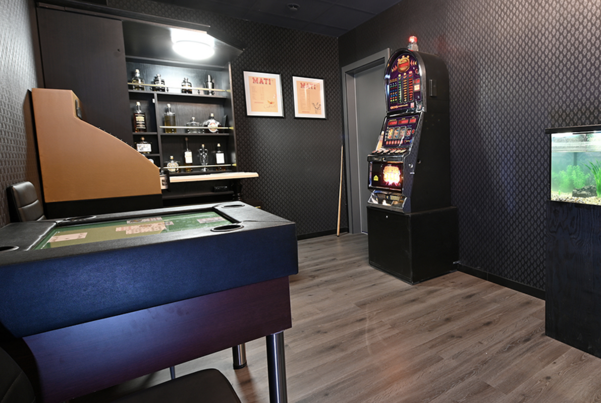Gangsta's Cage (Scavenger Escape) Escape Room