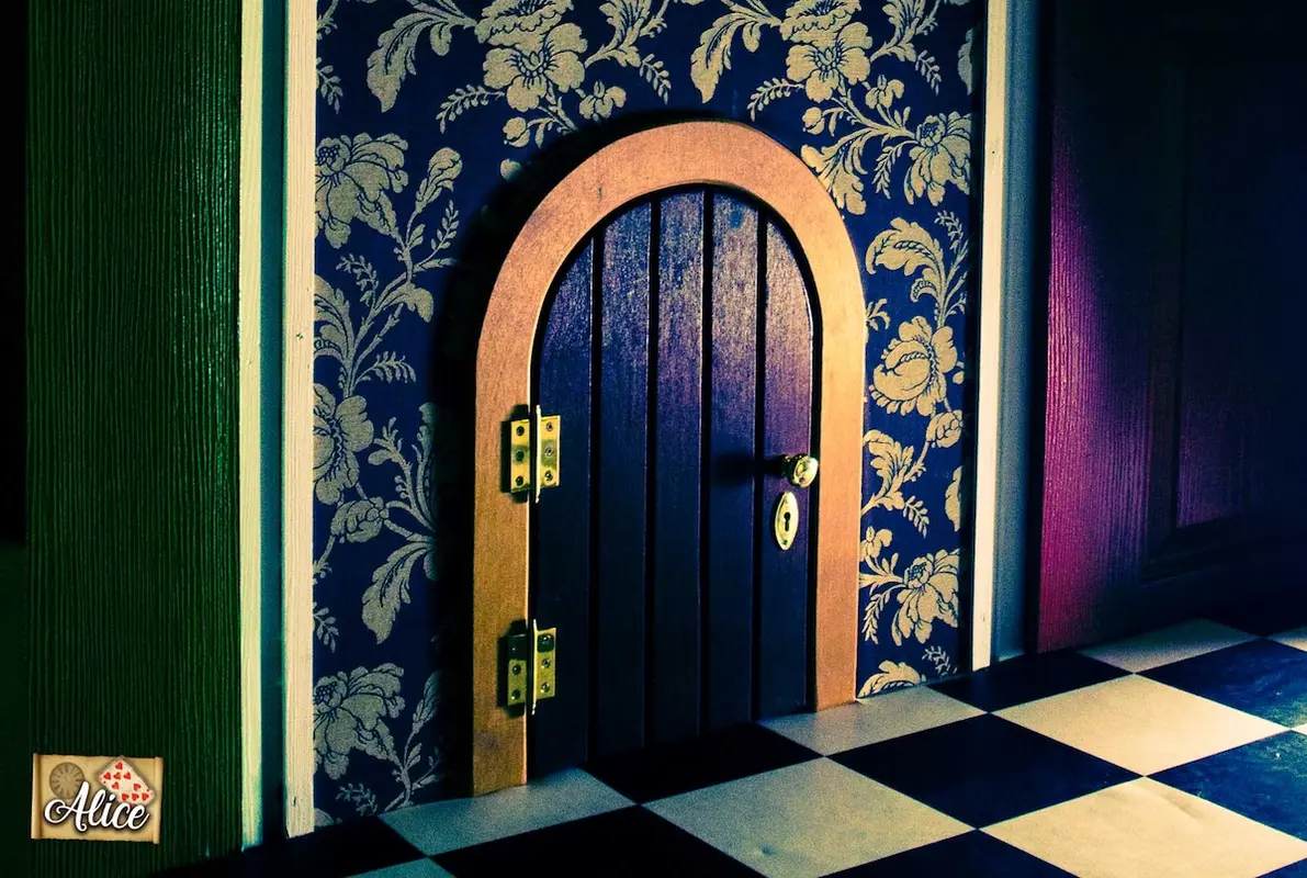 Alice (MystIQueRoom) Escape Room
